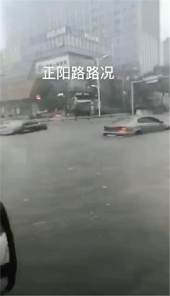 臺風(fēng)巴威造成青島城市內(nèi)澇，機(jī)動車熄火
