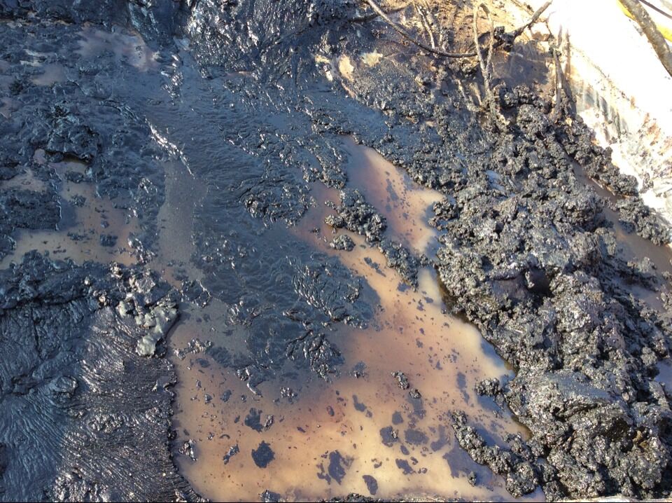 含油污水是原油、泥沙、水等的混合物。