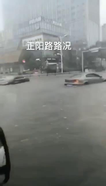 臺(tái)風(fēng)巴威造成青島城市內(nèi)澇，機(jī)動(dòng)車熄火